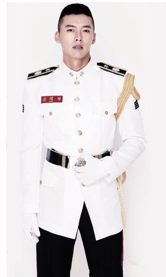 玄彬 8 年前服兵役時鏟平頭,穿上海軍陸戰隊軍官服飾。 玄彬 8 年前服兵役時鏟平頭,穿上海軍陸戰隊軍官服飾。