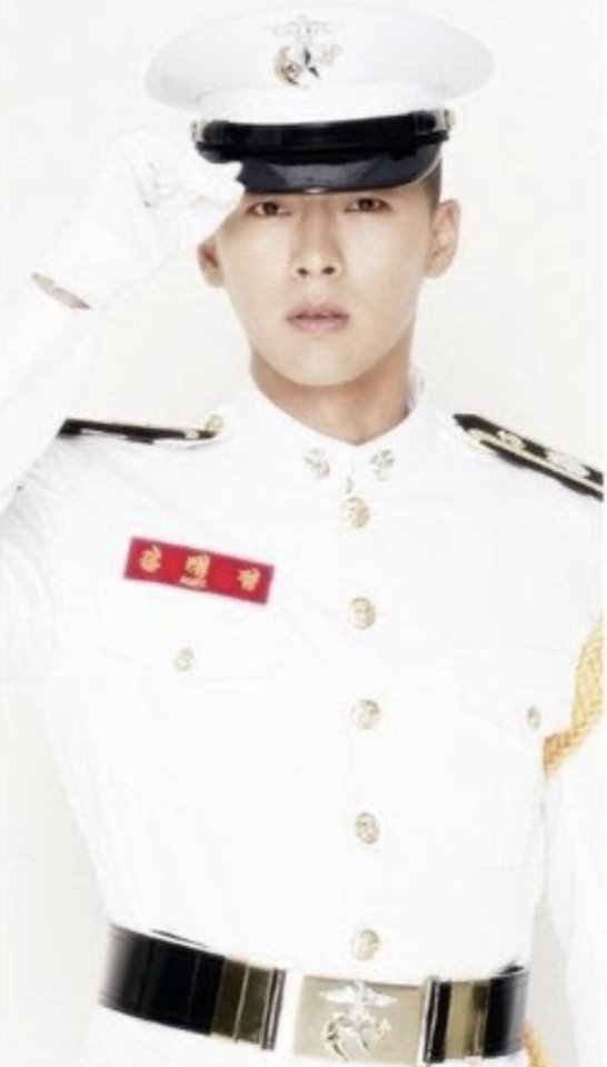 玄彬 8 年前服兵役時,作為一個真正軍人,穿上南韓軍服也一樣帥氣到爆燈。 玄彬 8 年前服兵役時,作為一個真正軍人,穿上南韓軍服也一樣帥氣到爆燈。