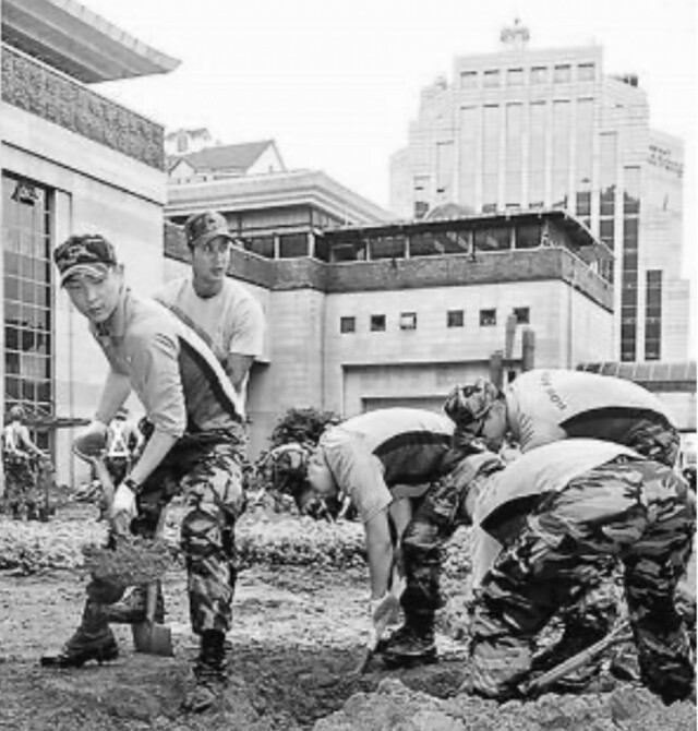 李準基服役期間,協助災民重建家園。 李準基服役期間,協助災民重建家園。