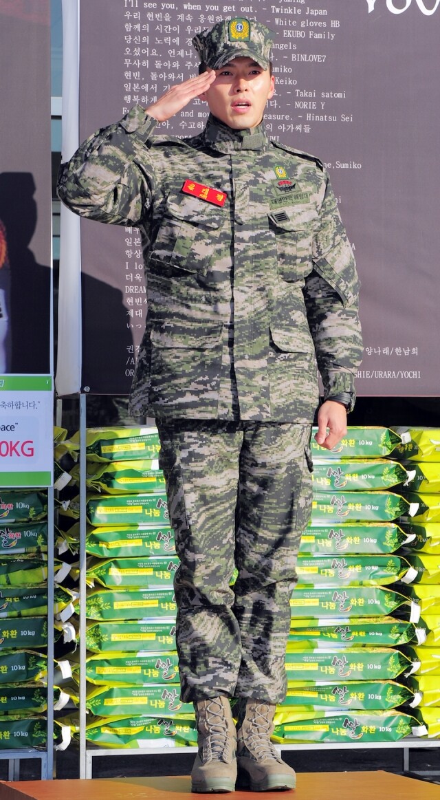 玄彬在海軍陸戰隊服兵役,所以他所扮演的軍人格外有說服力。 玄彬在海軍陸戰隊服兵役,所以他所扮演的軍人格外有說服力。