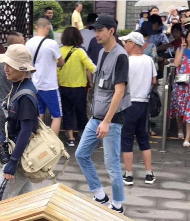 去年趙寅成為了掩人耳目,居然喬裝大叔參加耆英團,到中國的吉林省朝安市遊覽。 去年趙寅成為了掩人耳目,居然喬裝大叔參加耆英團,到中國的吉林省朝安市遊覽。
