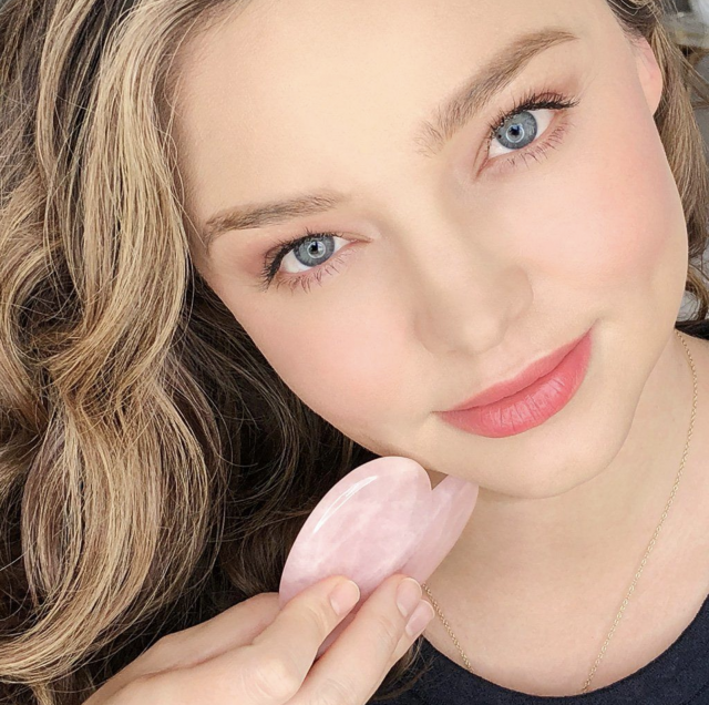 超模 Miranda Kerr 皮膚內外透亮就靠它!玉石美容為肌膚帶來正能量 超模 Miranda Kerr 皮膚內外透亮就靠它!玉石美容為肌膚帶來正能量