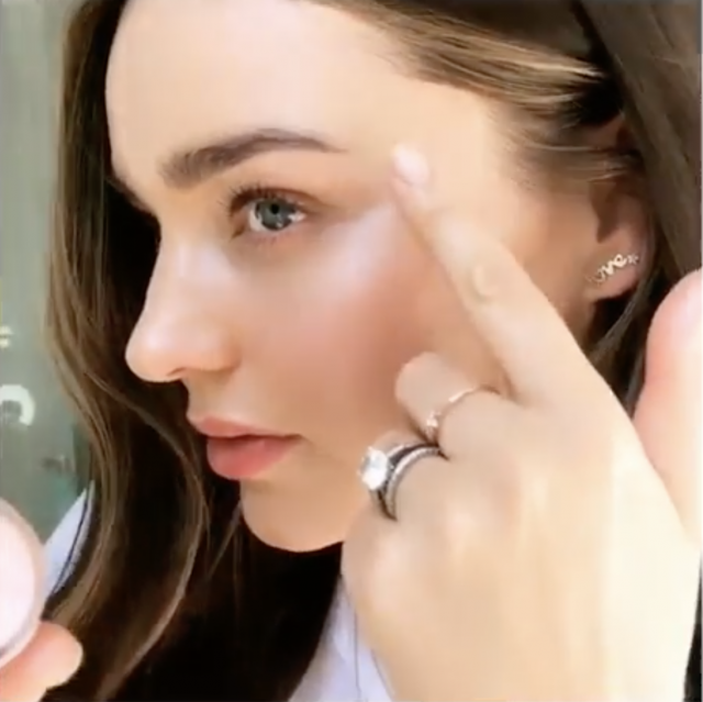 超模 Miranda Kerr 皮膚內外透亮就靠它!玉石美容為肌膚帶來正能量 超模 Miranda Kerr 皮膚內外透亮就靠它!玉石美容為肌膚帶來正能量