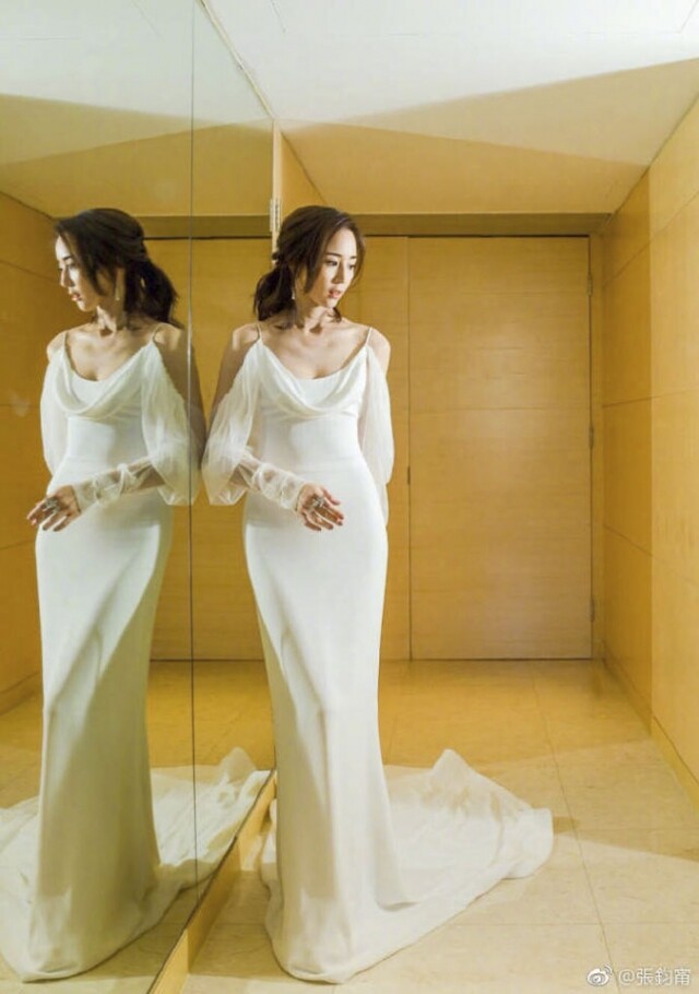 張鈞甯身穿 Vera Wang 的雪白長裙禮服，裙擺拖地壓陣全場。