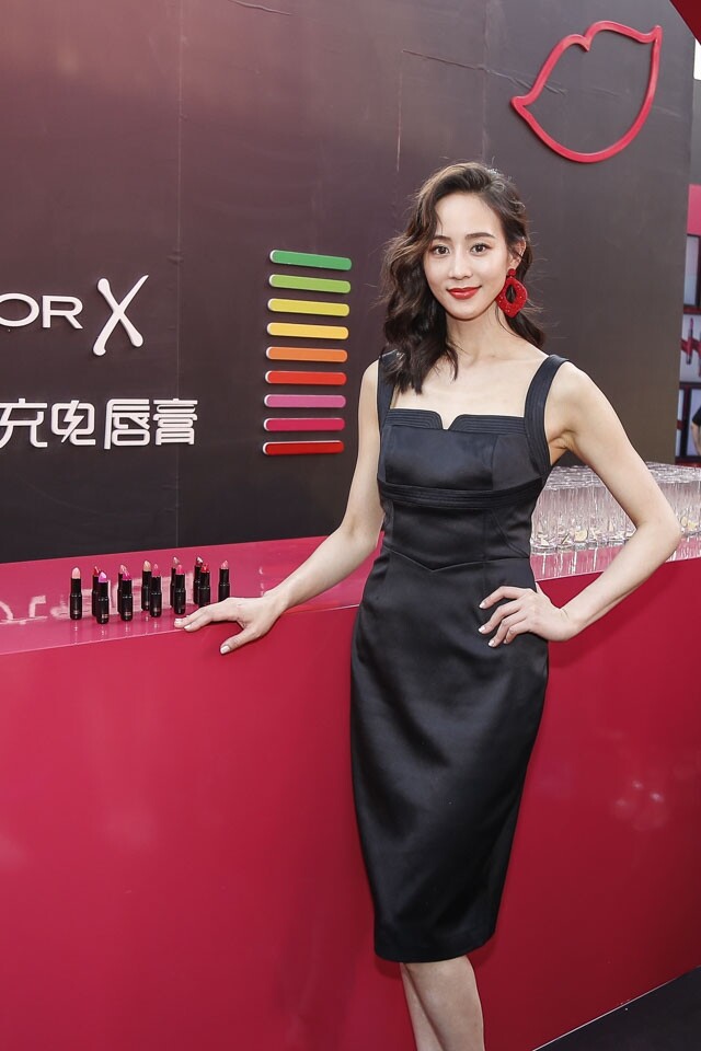張鈞甯以一身黑色緊身禮服出席 Max Factor 的彩妝活動。