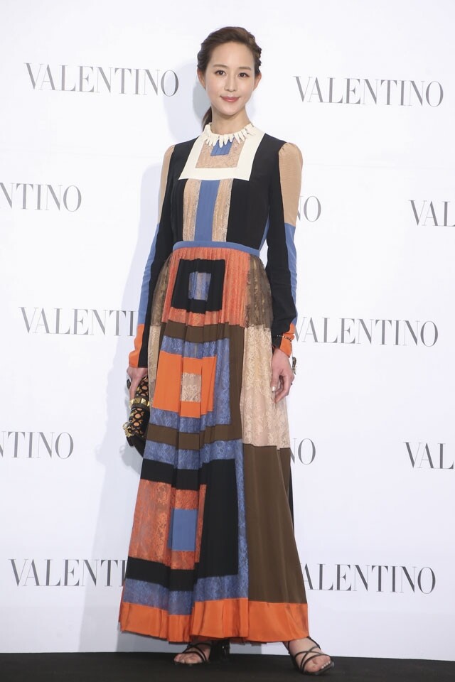 張鈞甯穿起 Valentino 的集合色塊蕾絲拼接細褶長裙。 張鈞甯穿起 Valentino 的集合色塊蕾絲拼接細褶長裙。