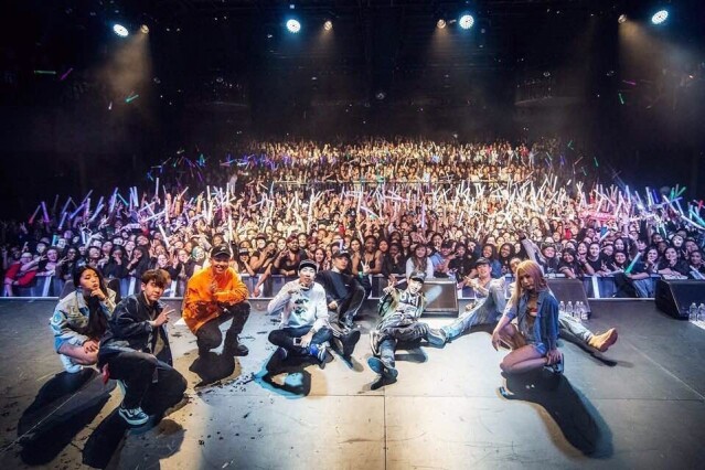 於 2016 年，AOMG 在紐約開演唱會