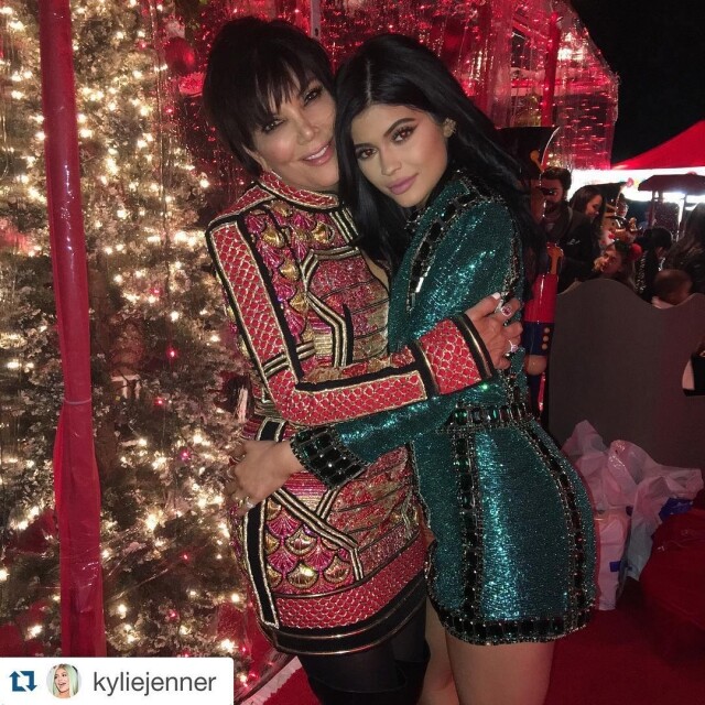 炫富之餘，都會 sell 下溫馨，Kris Jenner 跟 Kylie Jenner 穿上母女裝合照。