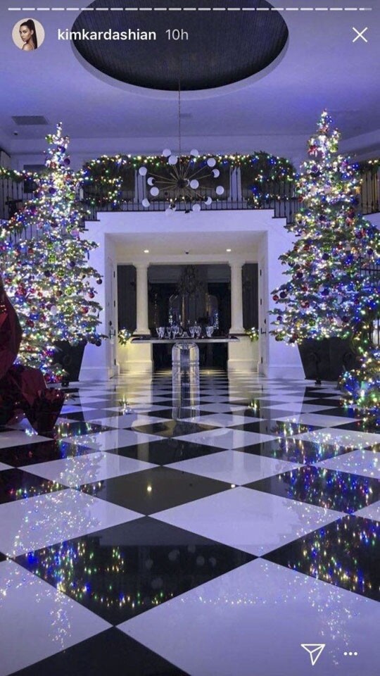 要炫富先從聖誕樹著手，人人家中得一棵，Kris Jenner 放夠兩棵，還以為走進了酒店大堂。