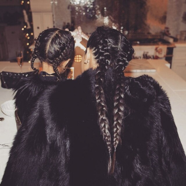 相比起下，Kim Kardashian 跟 North West 的母女裝則比較低調，扎上同一樣的髮型。