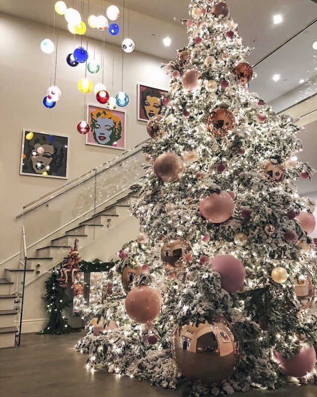 阿媽 Kris Jenner 有兩棵聖誕樹，囡囡 Kylie Jenner 不失禮，放棵 20 呎高聖誕樹，到底 Kylie Jenner 屋企有幾大？