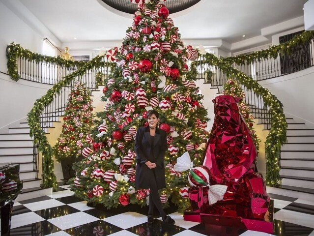 2016 聖誕節 Kris Jenner 的聖誕佈置絕不失禮，繼續是酒店大堂規模佈置。