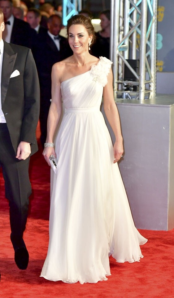 凱特王妃身穿一襲露肩白色晚裝