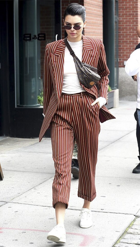 Kendall Jenner 也會將這個 Louis Vuitton 腰包打斜揹，感覺粗口率性，卻不失可愛。