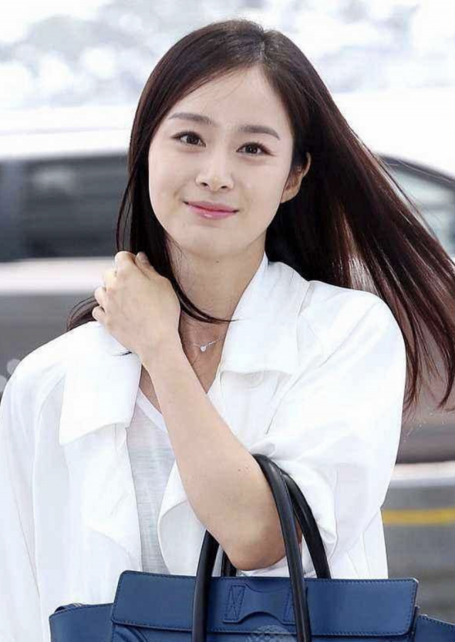 金泰希是經過整容師肯定,從未經過人工雕塑的純天然美女。 金泰希是經過整容師肯定,從未經過人工雕塑的純天然美女。