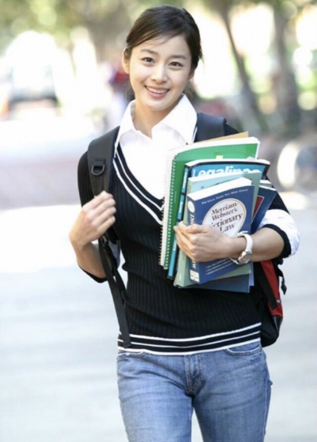 金泰希是韓國名牌大學首爾大學的校花，人長得美而且成績優異。