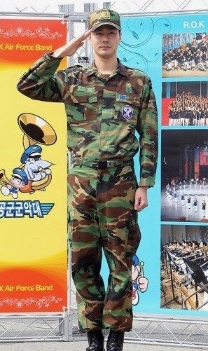 已成為了韓國一線男演員的趙寅成,選擇了 2009 年在空軍教育司令部入伍 已成為了韓國一線男演員的趙寅成,選擇了 2009 年在空軍教育司令部入伍