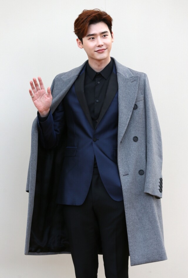 李鍾碩官方身高是 186 cm,一向被認為是個長腿哥哥。 李鍾碩官方身高是 186 cm,一向被認為是個長腿哥哥。