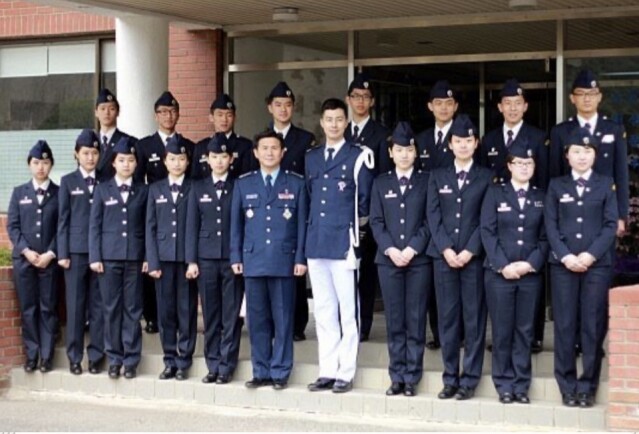 趙寅成服兵役的時候,和同袍站在一起時,真是鶴立雞群。 趙寅成服兵役的時候,和同袍站在一起時,真是鶴立雞群。