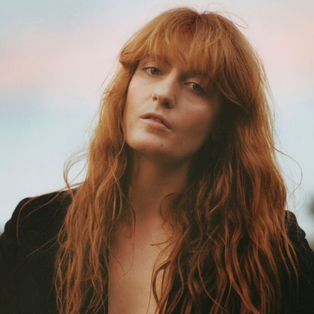 4. 高音歌后 Florence Welch 常言道一山不能藏二虎,但一碟卻能藏二 Diva。Lady Gaga 音樂之路一直不乏女拍檔,而《Joanna》就有 Florence + the Machine 的主腦 Florence Welch。Florence + the Machine 是當時得令的英國組合,3 張專集《Lungs》、《Ceremonials》和《How Big, How Blue, How Beautiful》勻是英國冠軍,後者更進佔美國第一位。Florence 不是第一次替他人作嫁衣裳,2010 年時已為 David Byrne and Fatboy Slim 的《Here Lies Love》獻聲,而跟電子音樂人 Calvin Harris 合作的《Sweet Nothing》更揚威英國流行榜,Florence 與 Gaga 聯手歌曲《Hey Girl》,結合兩把近代英美最重要的女歌聲,一高一沉的起伏,盡訴現代女性的心中情。 4. 高音歌后 Florence Welch 常言道一山不能藏二虎,但一碟卻能藏二 Diva。Lady Gaga 音樂之路一直不乏女拍檔,而《Joanna》就有 Florence + the Machine 的主腦 Florence Welch。Florence + the Machine 是當時得令的英國組合,3 張專集《Lungs》、《Ceremonials》和《How Big, How Blue, How Beautiful》勻是英國冠軍,後者更進佔美國第一位。Florence 不是第一次替他人作嫁衣裳,2010 年時已為 David Byrne and Fatboy Slim 的《Here Lies Love》獻聲,而跟電子音樂人 Calvin Harris 合作的《Sweet Nothing》更揚威英國流行榜,Florence 與 Gaga 聯手歌曲《Hey Girl》,結合兩把近代英美最重要的女歌聲,一高一沉的起伏,盡訴現代女性的心中情。