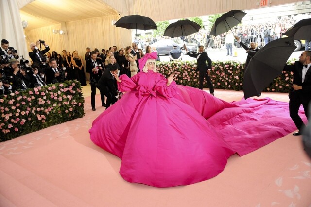 Lady Gaga 以一襲 Brandon Maxwell 的桃紅色晚裝裙行走 2019 Met Gala 的紅地毯，極具氣派。