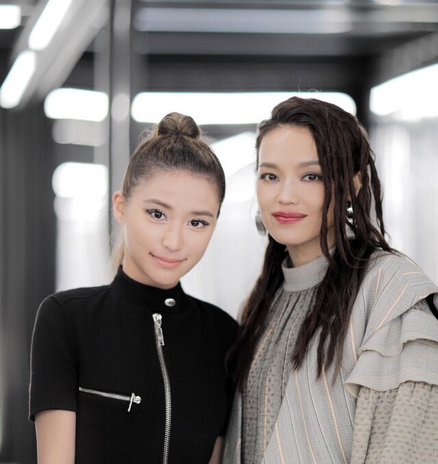 最美千金何超蓮字裡行間點名讚揚了幕後的星級化妝師 Vinci 和髮型師 Sev Tsang