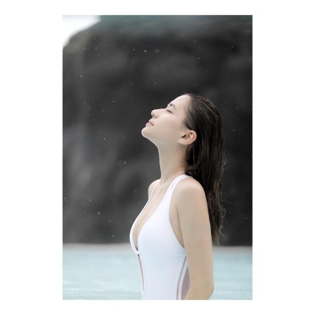 何超蓮剛剛在 Instagram 發佈泳裝照，一身白色 Deep V 連身泳衣將她的美好身材表露無遺