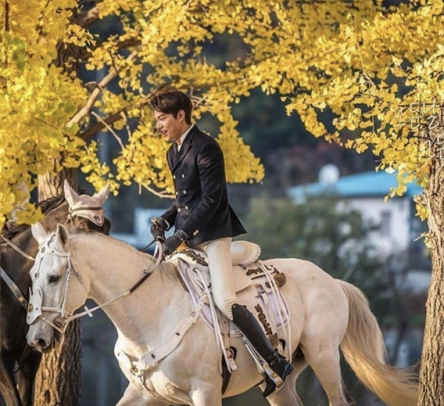 天生白馬王子李敏鎬以 44 吋長腿在韓劇《The King: 永遠的君主》演冷面皇帝。