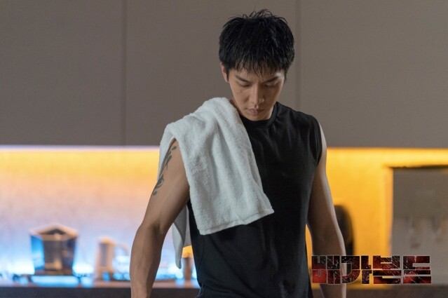 今次李昇基扮演動作替身演員,是擅長綜合武術 18 段的高手 今次李昇基扮演動作替身演員,是擅長綜合武術 18 段的高手