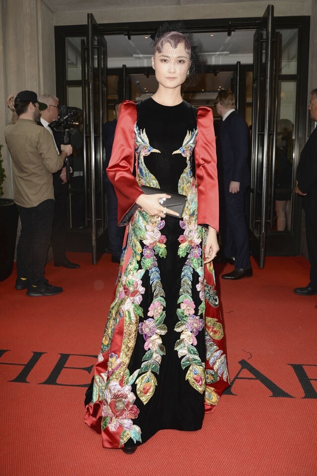 出席 2019 年 Met Gala 時，李宇春穿起 Gucci 的釘珠刺繡孔雀圖案連身裙