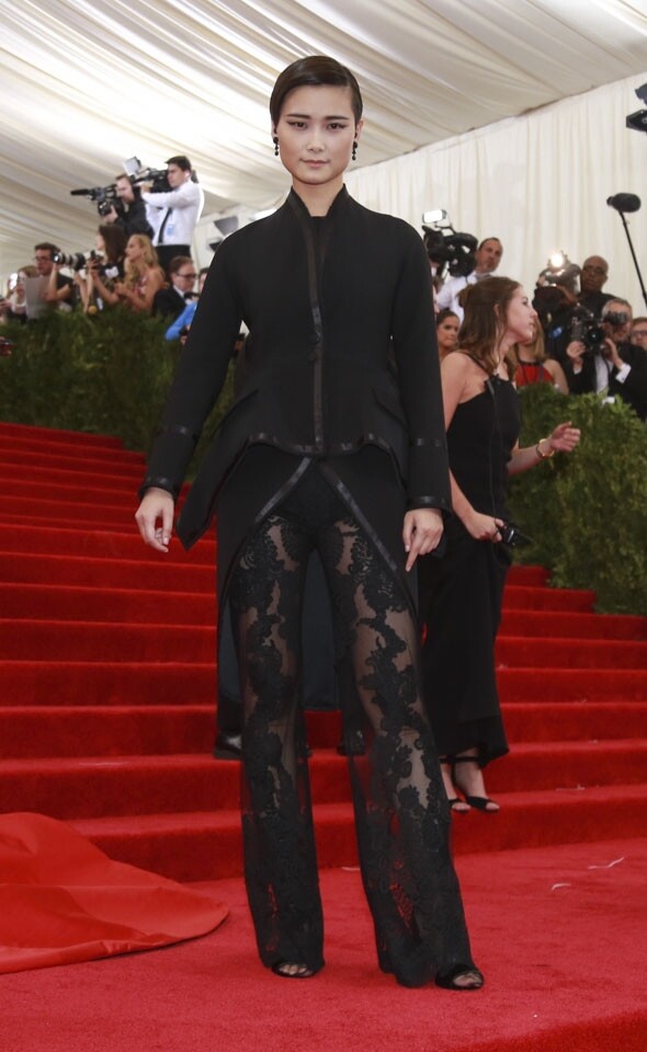 李宇春身穿的 Givenchy 黑色外套下是一條透視的印花長褲 李宇春身穿的 Givenchy 黑色外套下是一條透視的印花長褲