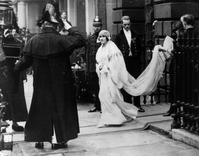 她當時出嫁的婚紗更是前一晚才縫製好，誰想到皇室的婚禮會如此趕忙！