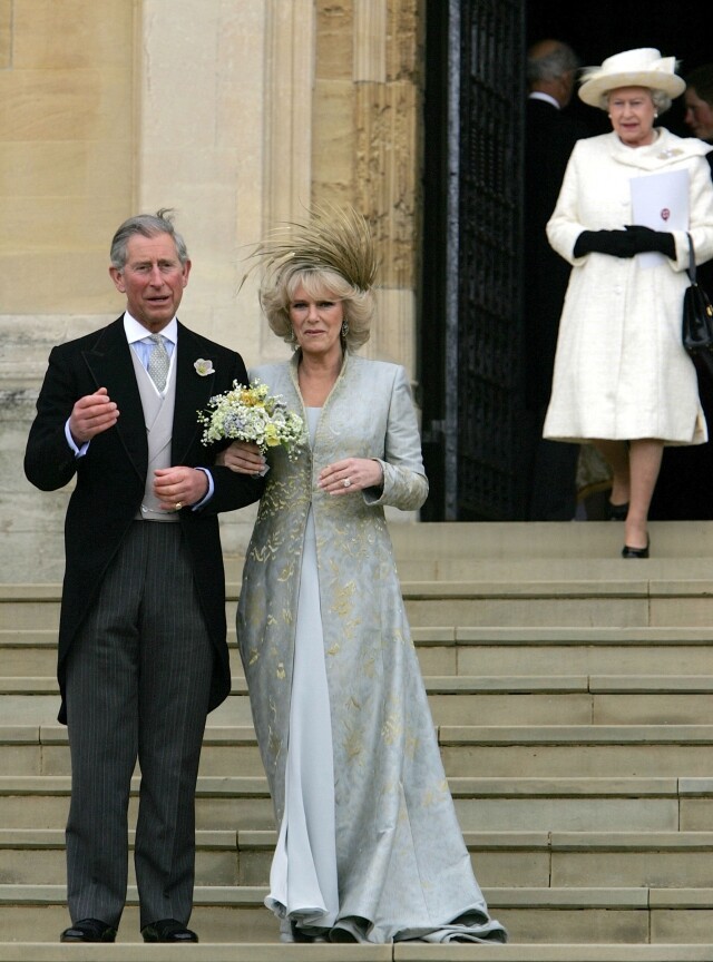 他們不在城堡裡成婚，也不在教堂，而是一個在溫莎的會堂。婚禮當日卡蜜拉身穿淺藍和金色的長裙，婚禮過後便在溫莎的皇室公寓宴客。