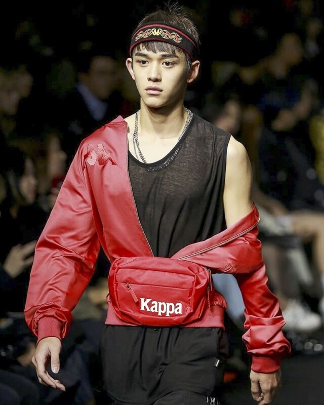 Lucas 早前已在首爾的時尚圈留下足跡，他獲品牌 Kappa、KYE 的邀請擔任模特兒