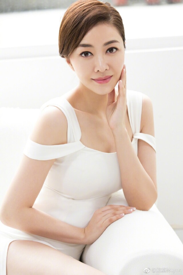 她又在微博發佈美容產品照，焦點落在超高叉的白色貼身裙上，盡顯她的美好身段！