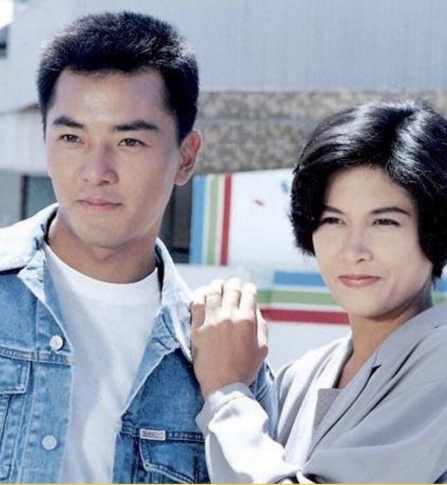 1992 年拍無線劇集《九反威龍》時，27 歲的邵美琪遇上比自己年輕 2 年的鄭伊健。