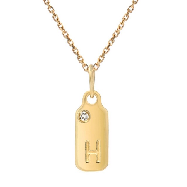 項鍊為 Mini Mini Jewels 的 14K Gold Dog-tag Pendant，價值約港幣 $1056。價錢不昂貴，卻物輕情義重。