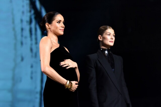 Meghan Markle 梅根穿上 Givenchy 設計師 Clare Waight Keller 為她設計的 黑色 One-shoulder 連身裙