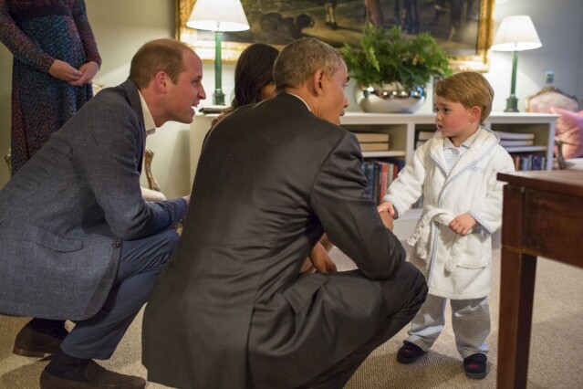 快要就寢的喬治小王子穿著睡衣與奧巴馬見面