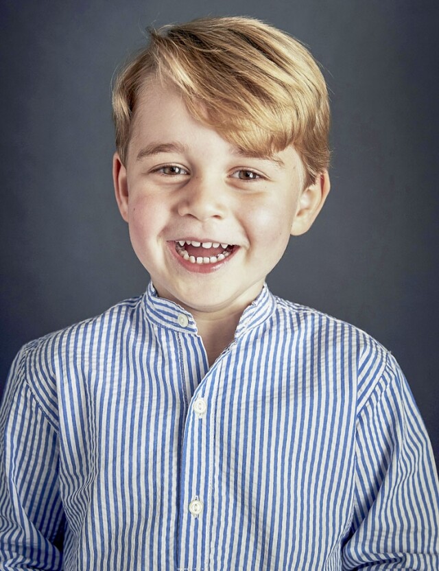 4 歲時，喬治小王子首次在影樓拍攝生日照，開心的他笑得合不攏嘴。