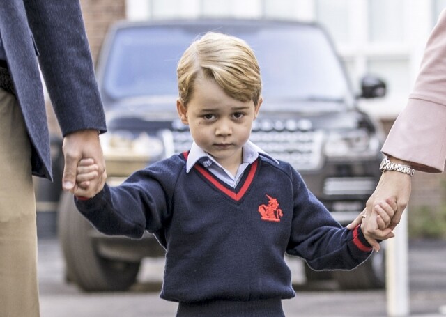 2017 年 9 月，喬治小王子終於上學了！穿著校服的他看起來不想上學，與一般小朋友無異。