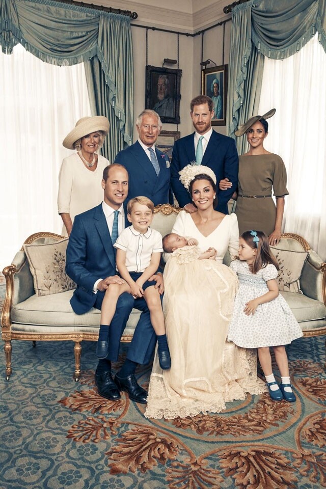 喬治小王子一家在他的弟弟路易小王子受洗當日拍攝家庭照，小王子笑得尤其燦爛。