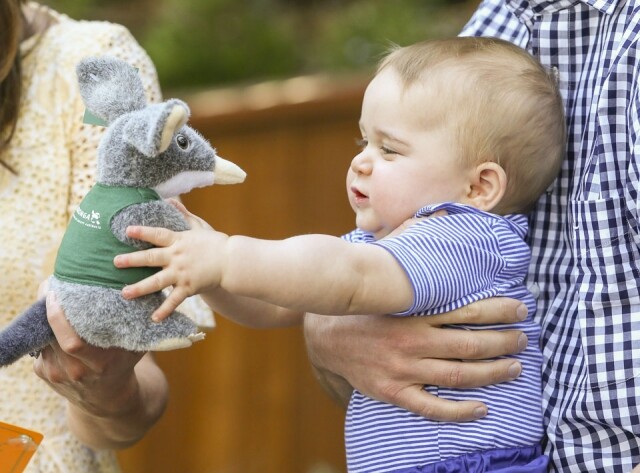 外訪期間，喬治小王子獲贈一隻毛公仔，展露出愉快的表情。