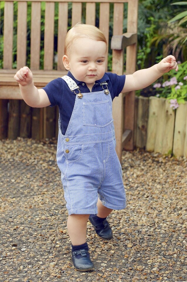 喬治小王子 1 歲生日時，到博物館參館蝴蝶展覽，長高了不少，更學曉走路！