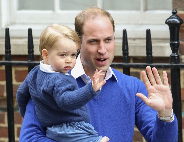進入醫院前，威廉王子教導喬治小王子與傳媒揮手問好。