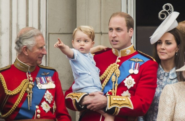 喬治小王子好奇地指向前方，不知到他看到甚麼東西呢？