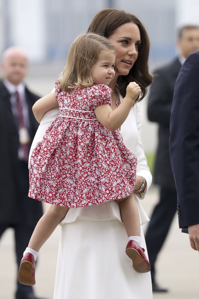 凱特王妃抱著夏洛特公主離開機場，從側面便看到小公主可愛的包包面。