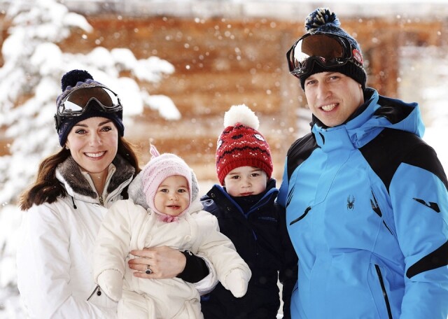 夏洛特公主一家到法國渡假滑雪，穿起白色連身衣的小公主猶如小雪人。