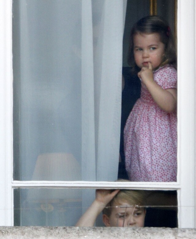 夏洛特公主好奇地與哥哥偷偷在窗邊觀看現場環境