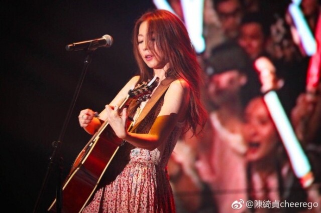 陳綺貞從 1998 唱到 2018 年，20年的時間讓她從少女變成了少婦